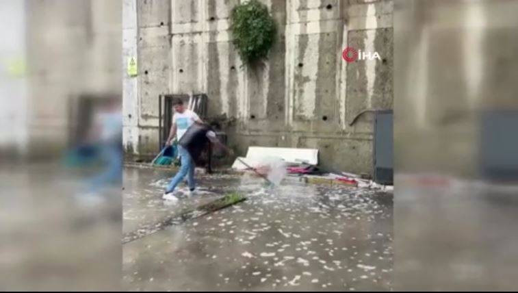 Yurdum insanı fırsatı kaçırmadı! Yağmur suyu ile aracını yıkadı - Resim: 3